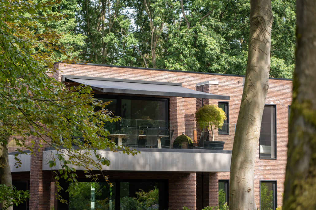 Zonneluifel aan modern huis