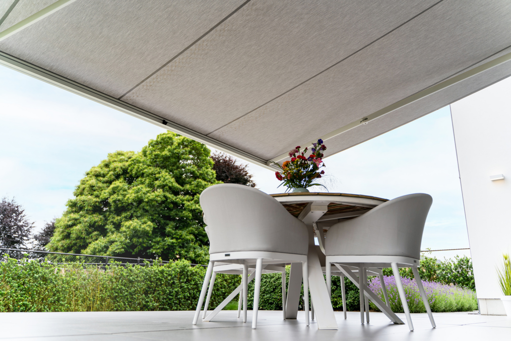 Zonneluifel aan terras